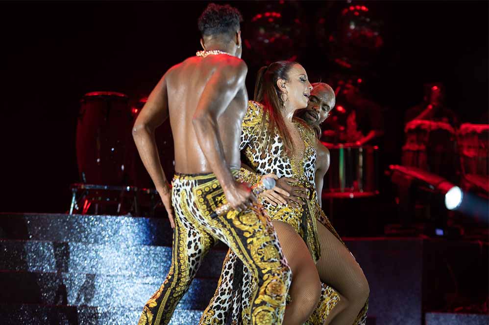 Ivete Sangalo sensualiza com bailarino em show. Vem ver!