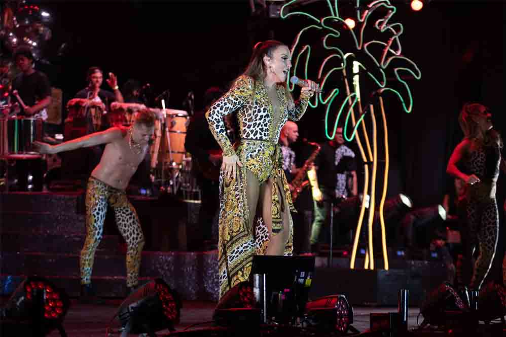 Ivete Sangalo sensualiza com bailarino em show. Vem ver!