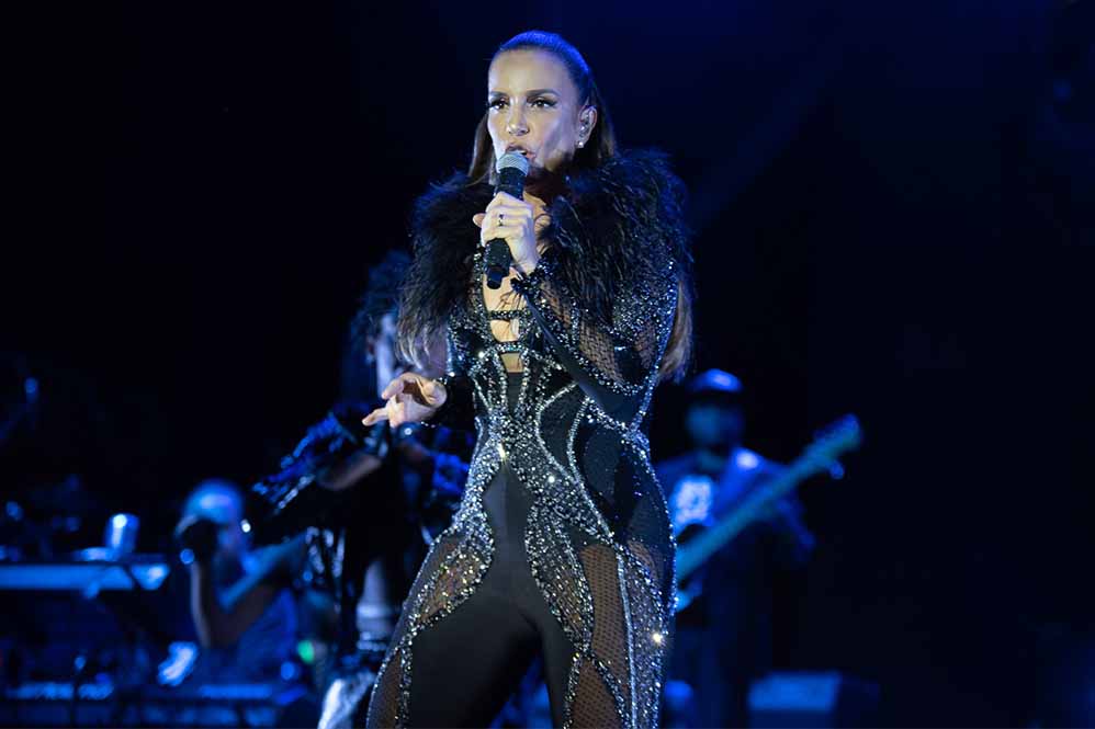 Ivete Sangalo sensualiza com bailarino em show. Vem ver!