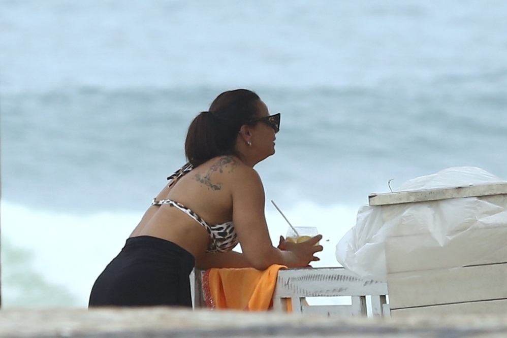 Viviane Araújo curte fim de semana na praia