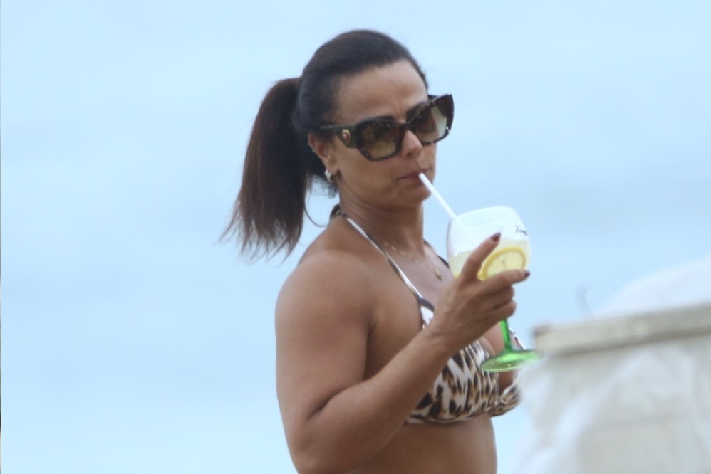 Viviane Araújo curte fim de semana na praia