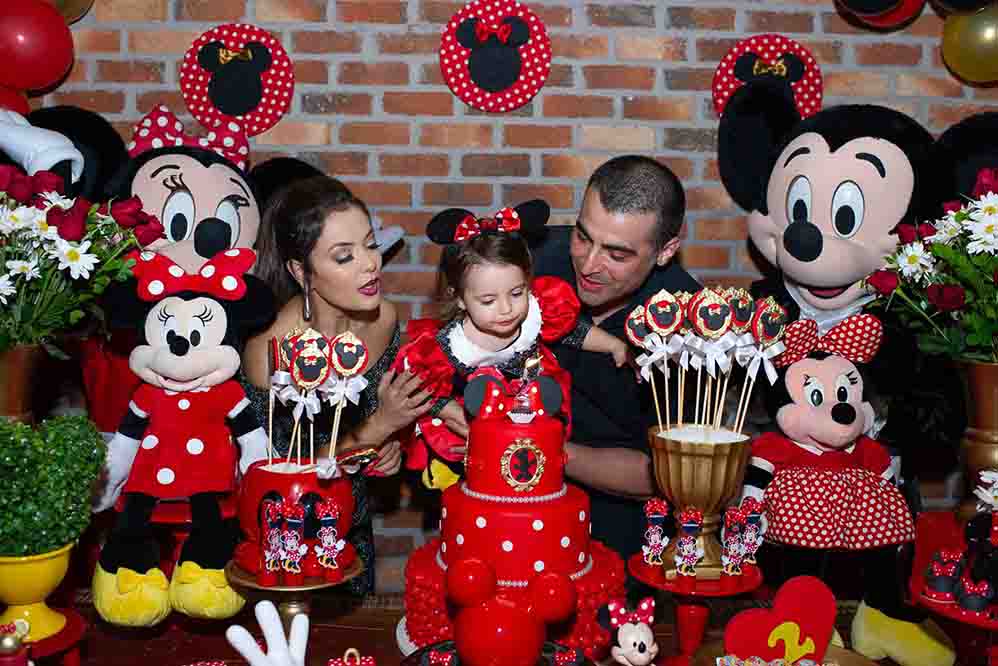 Li Martins e JP Mantovani comemoram os dois anos da filha com festão