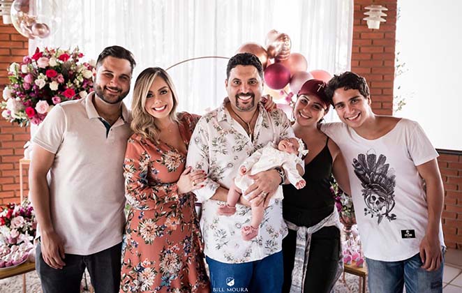 Deia e Edson com os filhos do cantor: Yago, Vitor e Vitória