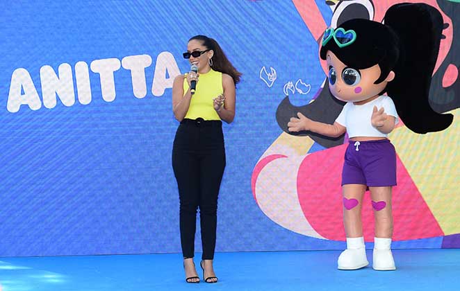 Após se acabar em festa junina, Anitta divulga série