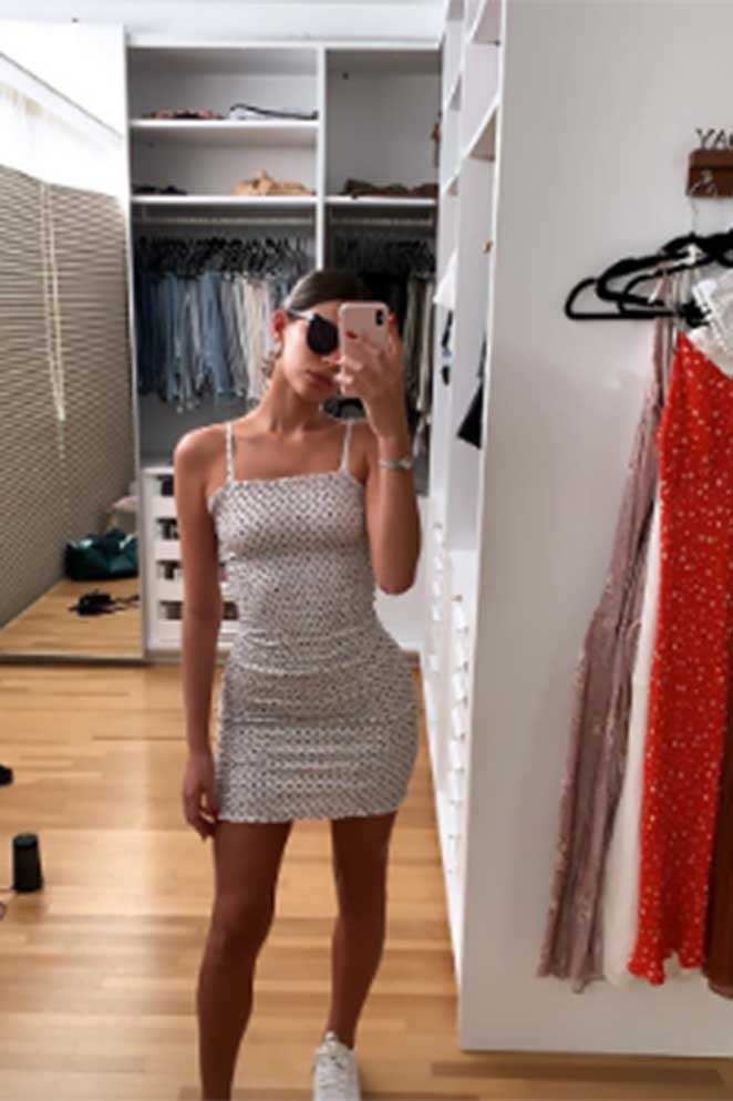 Bruna Marquezine exibe look justo e closet chama atenção