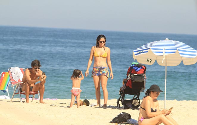 Carol Castro curte folga na praia com a filha e o ex