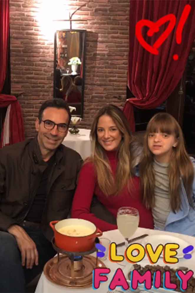 De folga, César Tralli e Ticiane Pinheiro curtem jantar em família