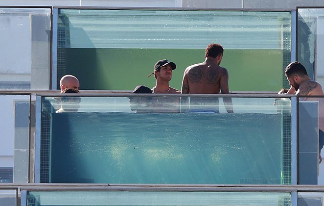 Neymar curte piscina de hotel com parças