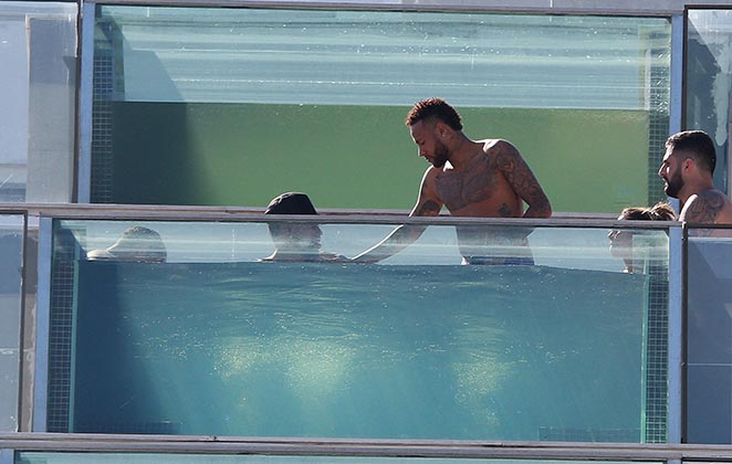 Neymar curte piscina de hotel com parças