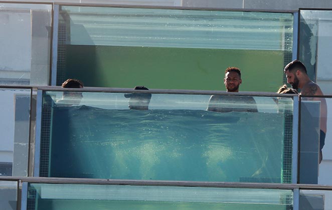 Neymar curte piscina de hotel com parças