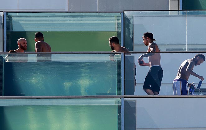 Neymar curte piscina de hotel com parças