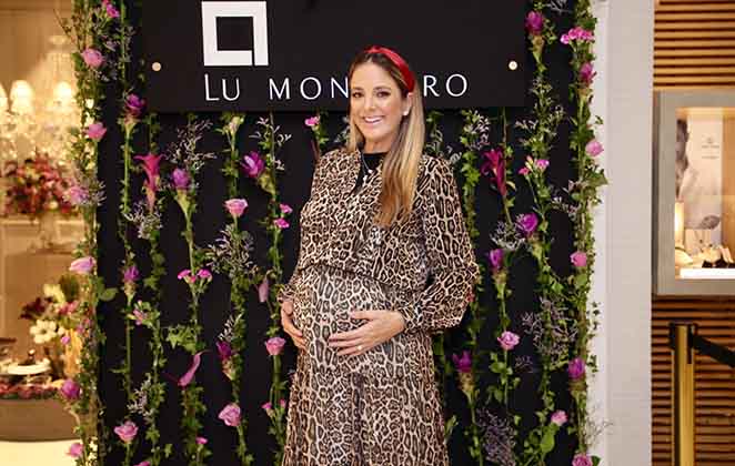 Com look estiloso, Ticiane Pinheiro exibe barrigão de grávida em evento