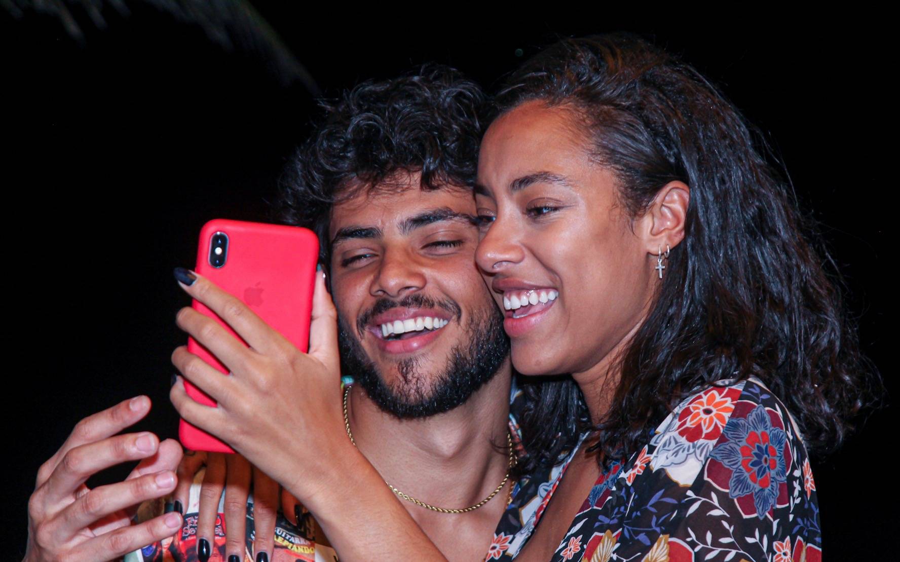 Yara Charry e Gabriel Fuentes se divertiram ao tirar selfies
