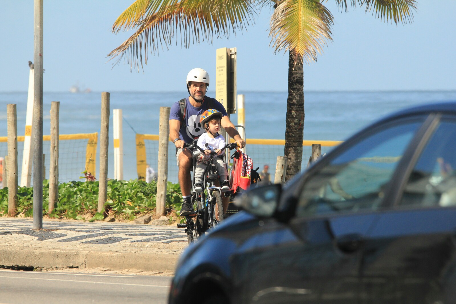 Eriberto Leão e filho passeiam juntinhos em Ipanema. Veja!