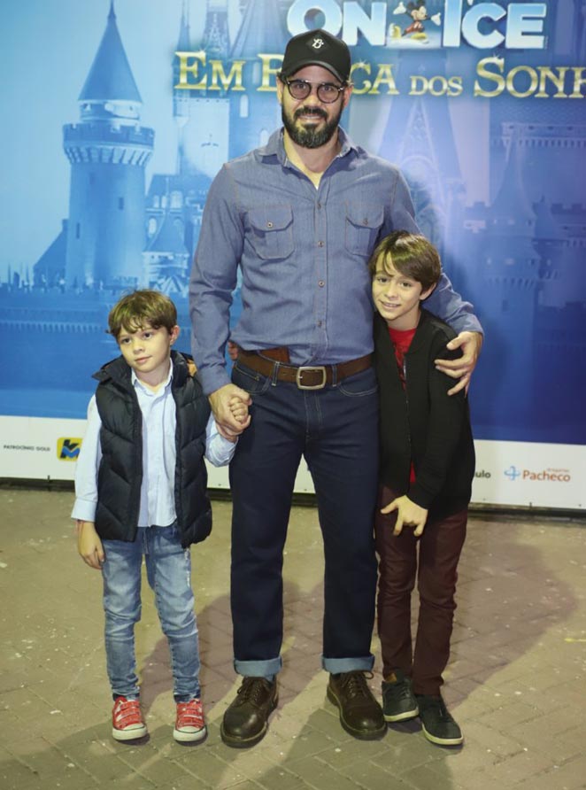 Juliano Cazarré com os filhos, Inacio e Vicente