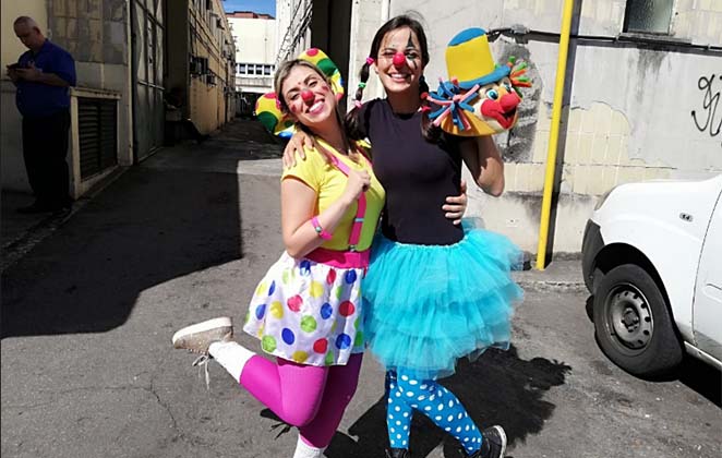 Juliana Lucci com colega durante o trabalho voluntário