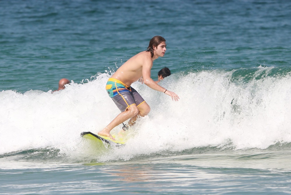 Rafael Vitti anda de skate e surfa em praia