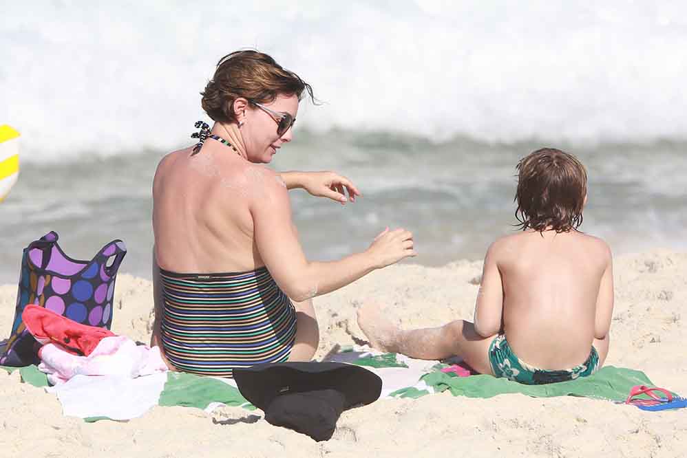 Veja momento fofo de Regiane Alves com o filho mais velho, em praia do Rio de Janeiro