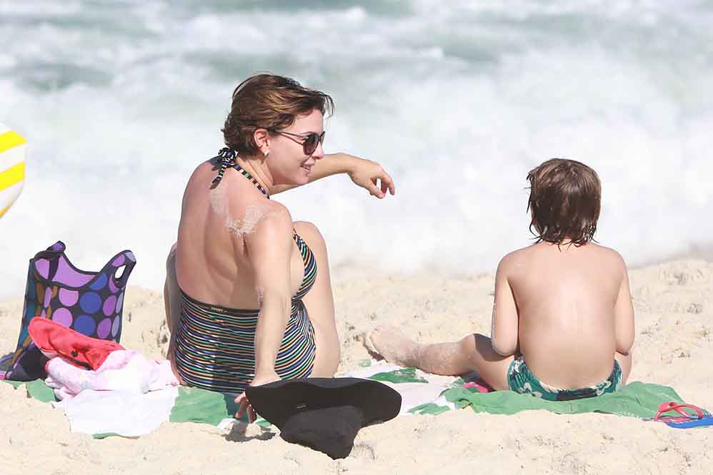 Veja momento fofo de Regiane Alves com o filho mais velho, em praia do Rio de Janeiro