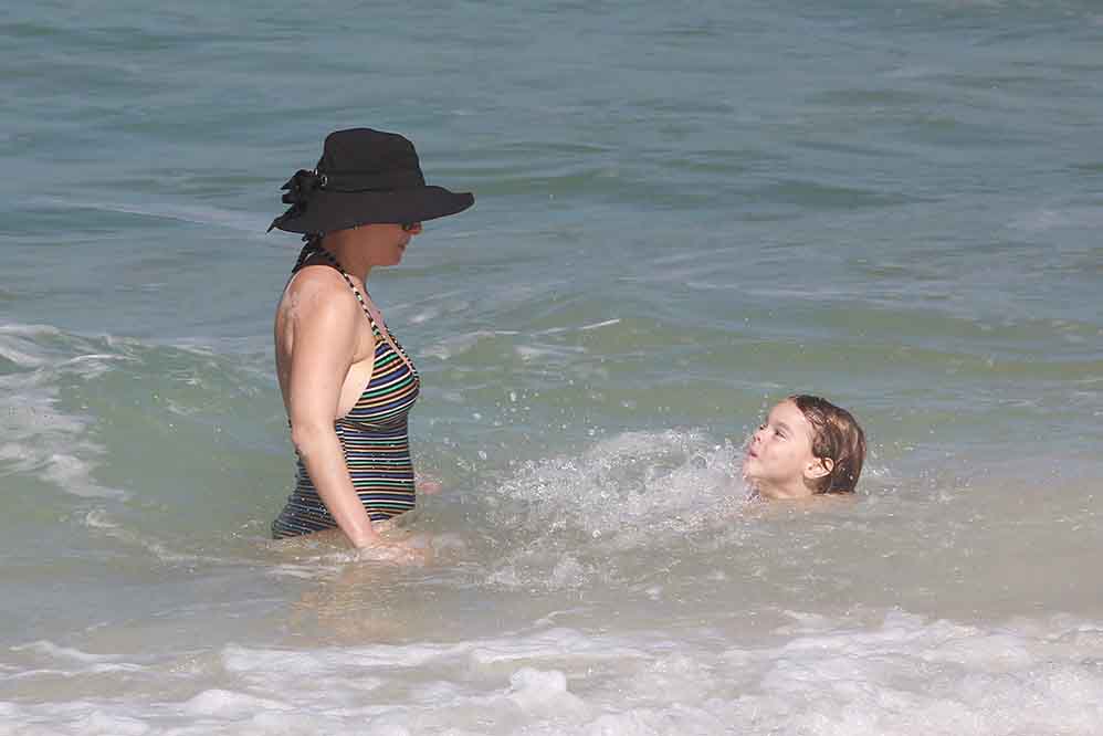 Veja momento fofo de Regiane Alves com o filho mais velho, em praia do Rio de Janeiro