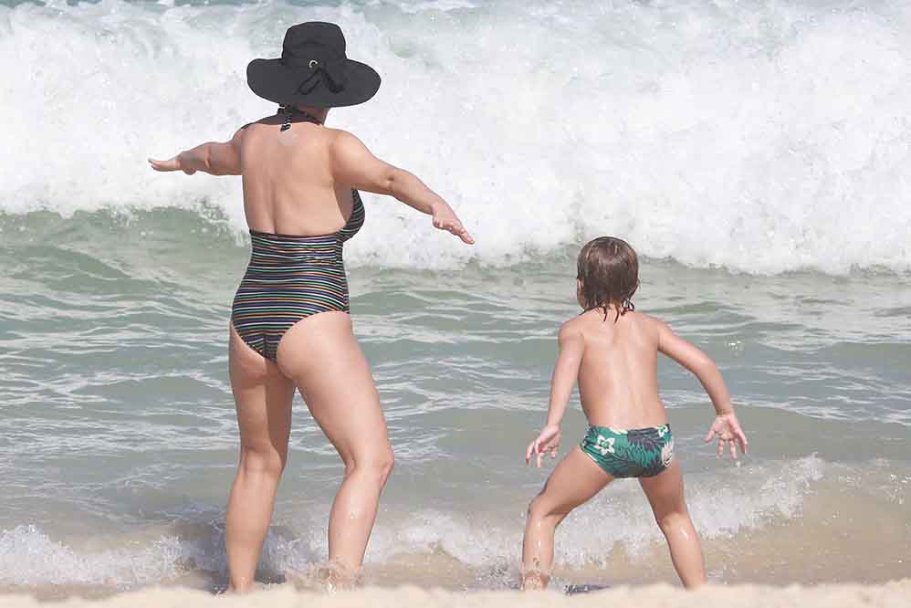 Veja momento fofo de Regiane Alves com o filho mais velho, em praia do Rio de Janeiro