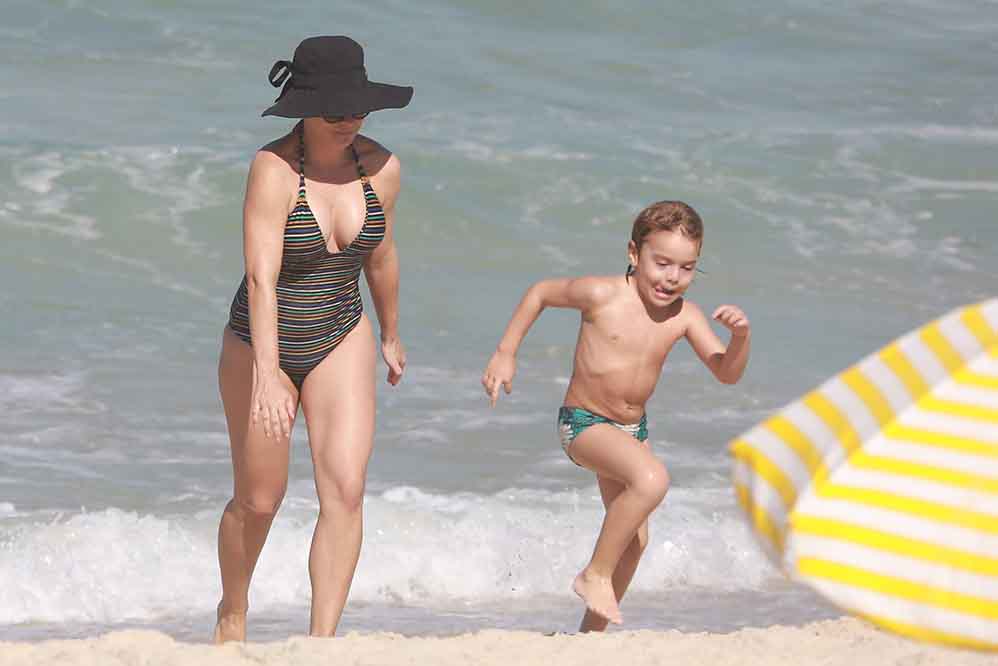 Veja momento fofo de Regiane Alves com o filho mais velho, em praia do Rio de Janeiro