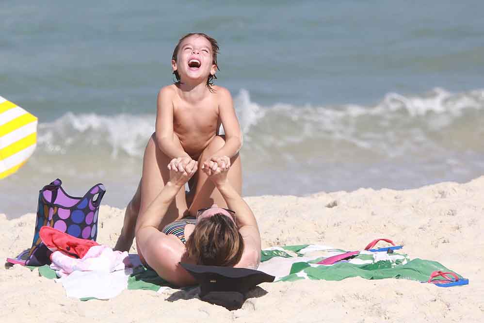 Veja momento fofo de Regiane Alves com o filho mais velho, em praia do Rio de Janeiro