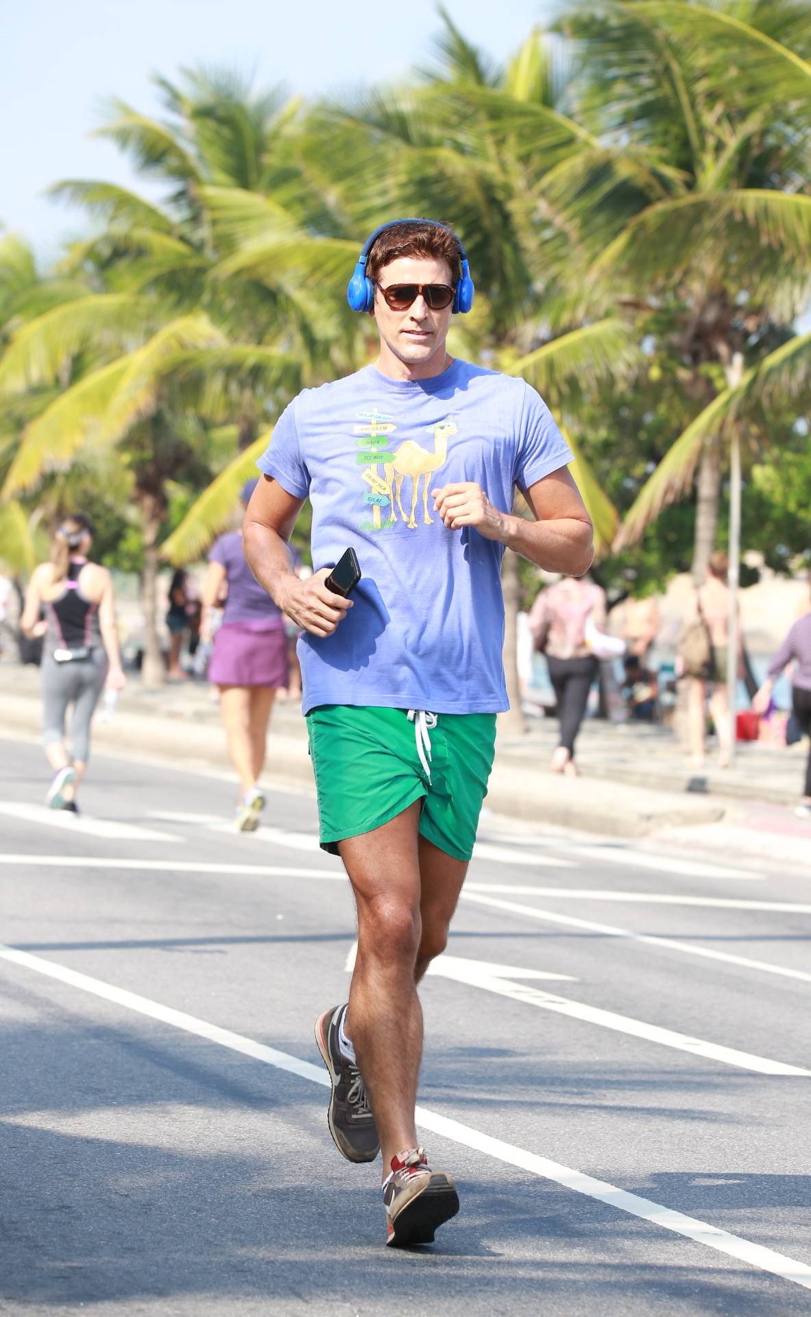 Reynaldo Gianecchini correndo na orla da praia de Ipanema