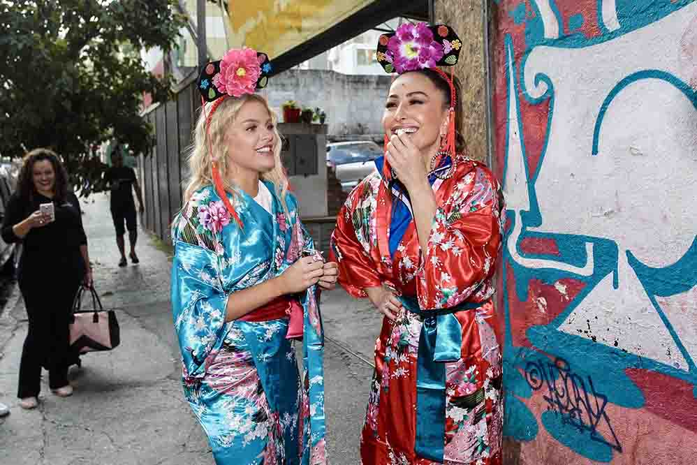 Sabrina Sato e Luísa Sonza se divertem durante gravação