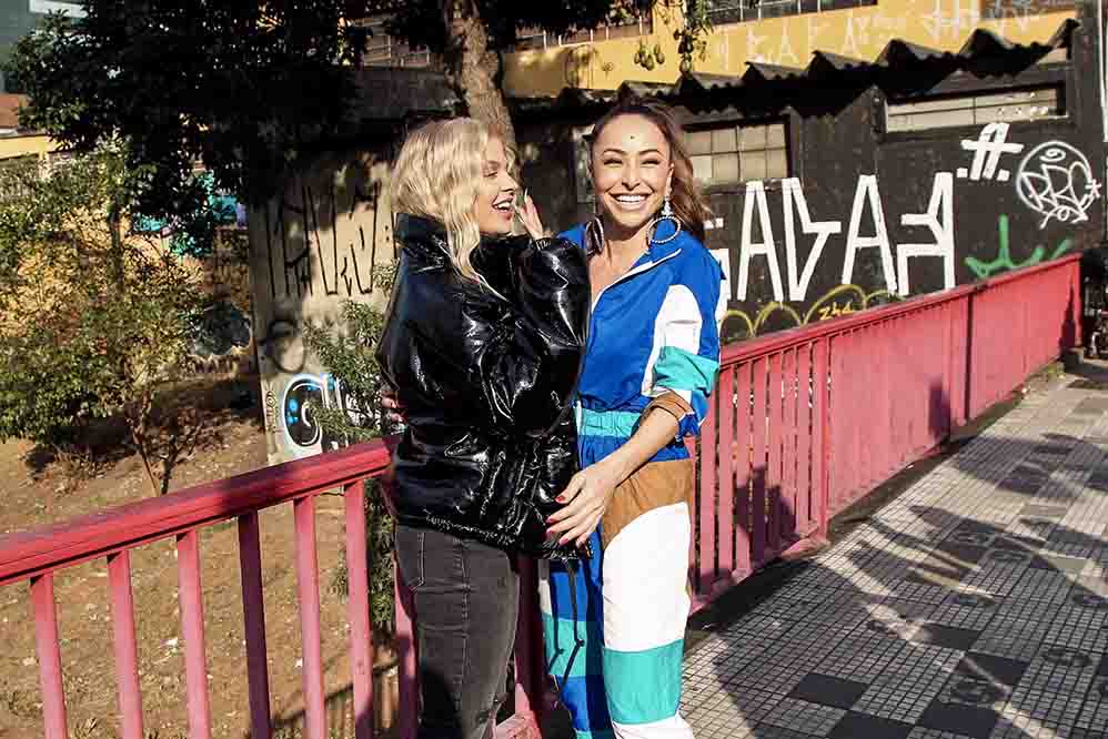 Sabrina Sato e Luísa Sonza se divertem durante gravação