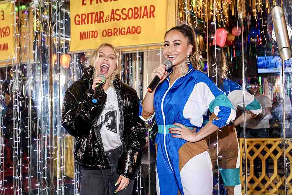 Sabrina Sato e Luísa Sonza se divertem durante gravação