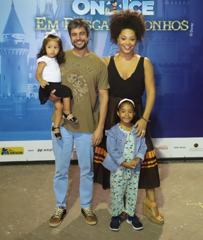 Juliana Alves e Ernani Nunes, com a filha Yolanda e sobrinha Elis