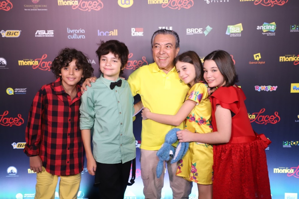 Maurício de Sousa com o elenco infantil