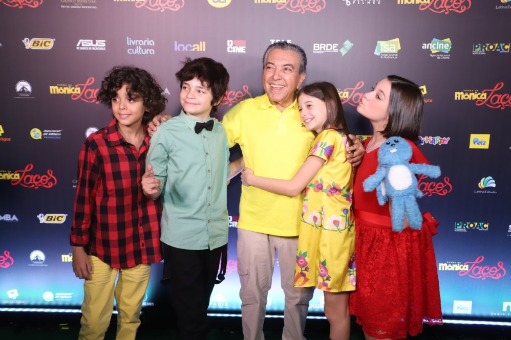 Maurício de Sousa com o elenco infantil