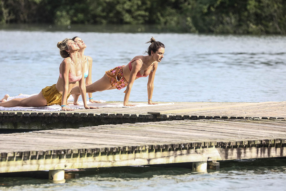 Alessandra Ambrósio pratica ioga com amigas