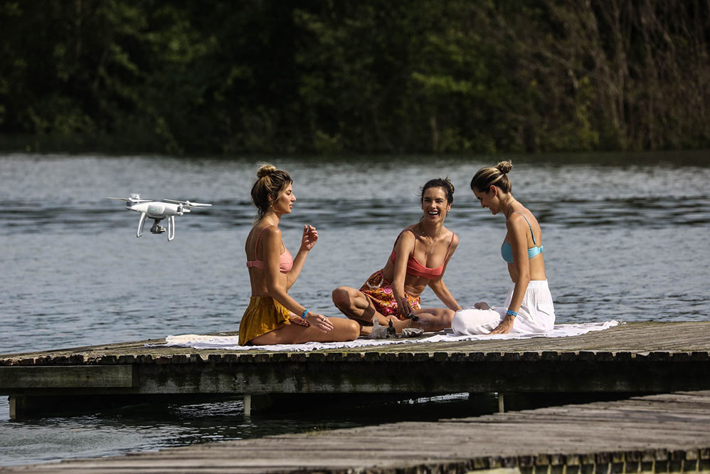 Alessandra Ambrósio pratica ioga com amigas