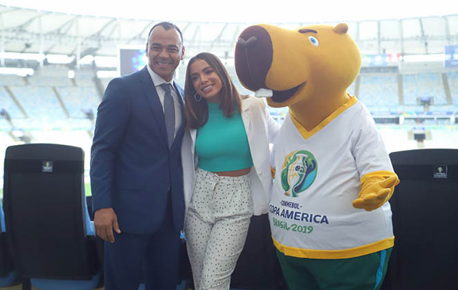 Anitta e Cafu com o mascote da Copa América