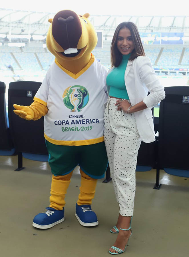 Anitta com mascote da Copa América