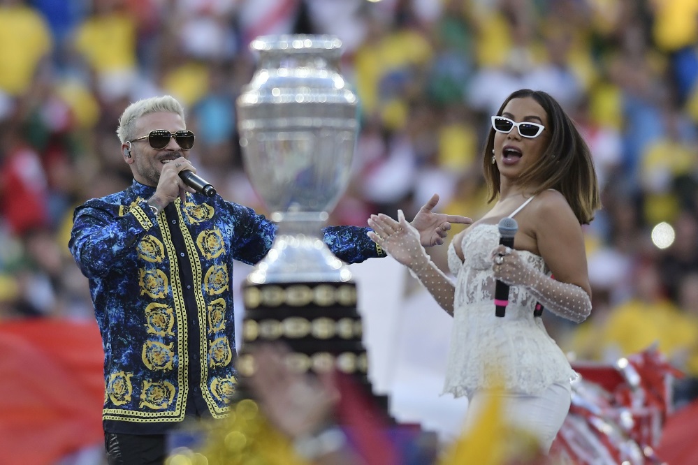 Anitta e Pedro Capó no encerramento da Copa América