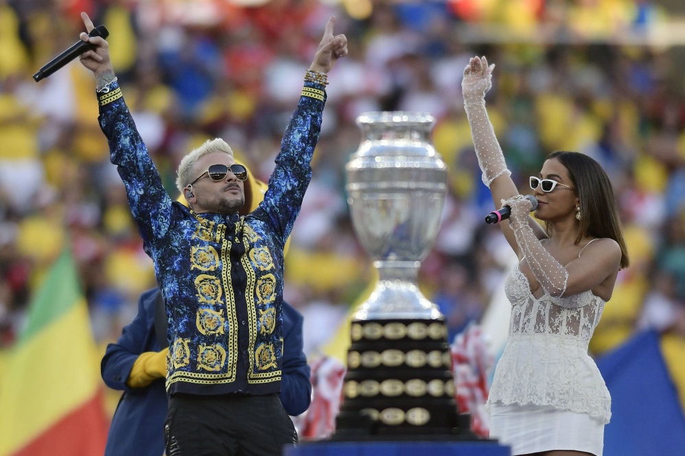 Anitta e Pedro Capó no encerramento da Copa América