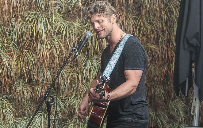 Chase Coleman se apresentando em São Paulo