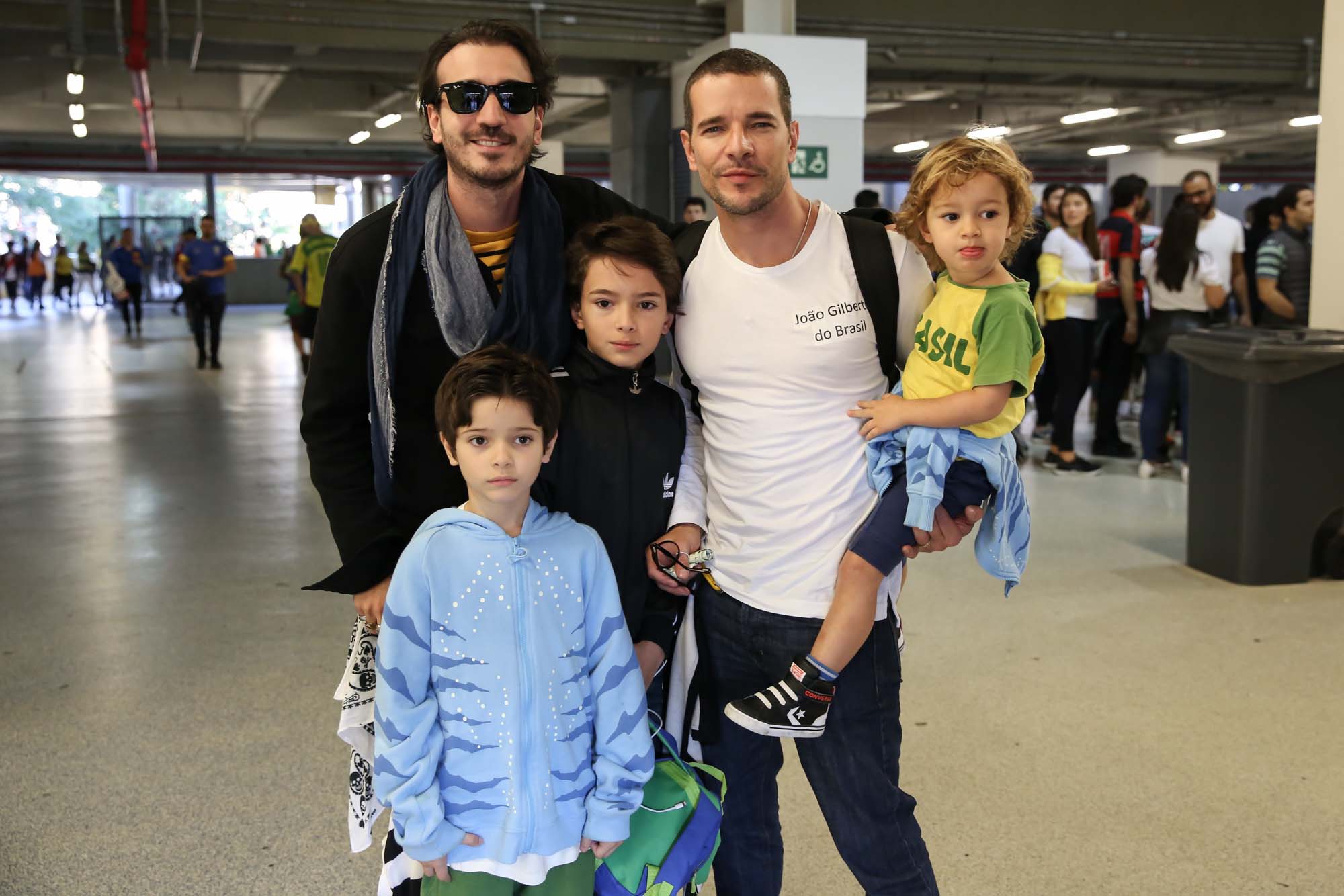 Daniel de Oliveira com os filhos e um amigo