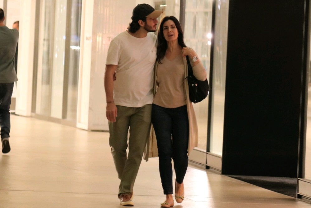 Fátima Bernardes e Tulio Gadêlha namoram em shopping