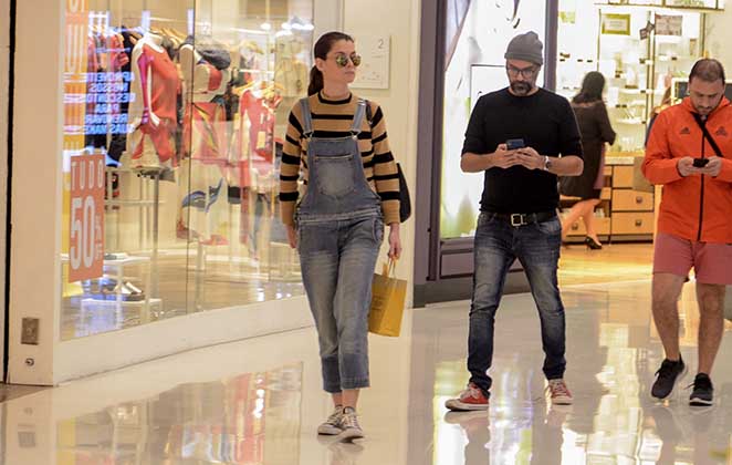 Alinne Moraes e marido beijam muito em passeio no shopping