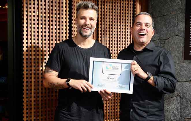 Bruno Gagliasso recebe importante certificado durante evento