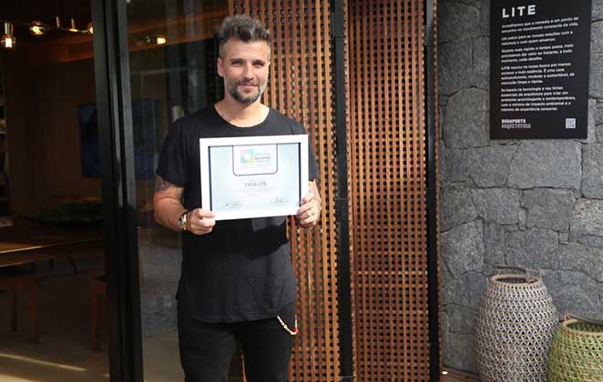 Bruno Gagliasso recebe importante certificado durante evento