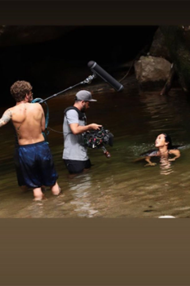 Dani Suzuki grava em cachoeira com Marcello Melo Jr: 'Congelando'