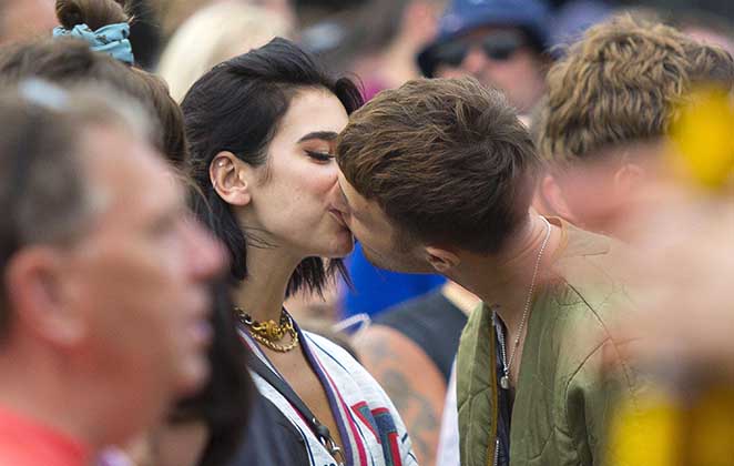 Dua Lipa é clicada aos beijos com irmão de Bella Hadid
