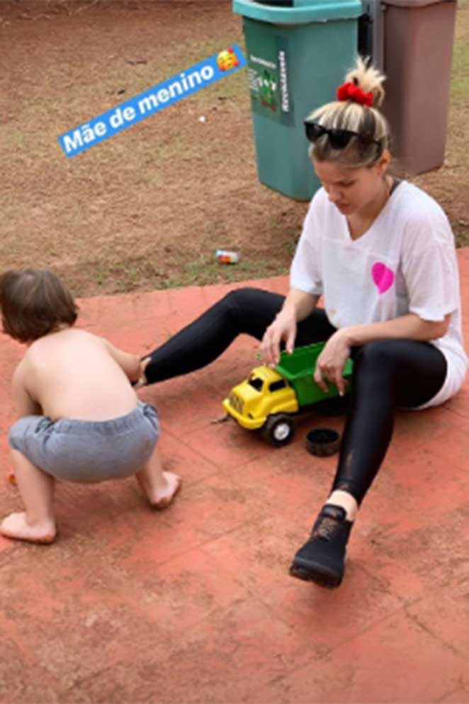 Andressa Suíta se diverte com os filhos em parquinho