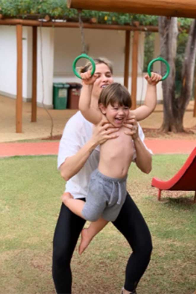 Andressa Suíta se diverte com os filhos em parquinho